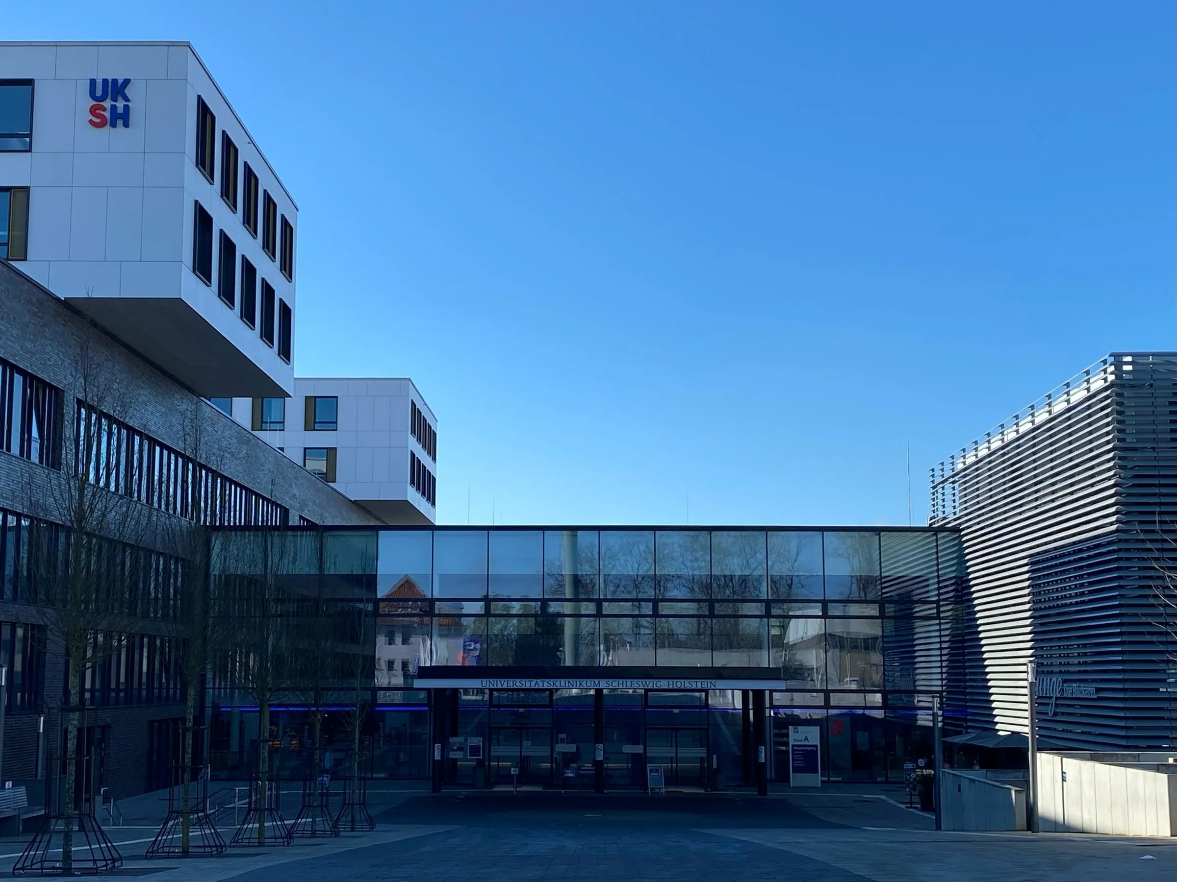Haupteingang des Universitätsklinikums Schleswig-Holstein in Lübeck mit verglaster Pfosten-Riegel-Fassade