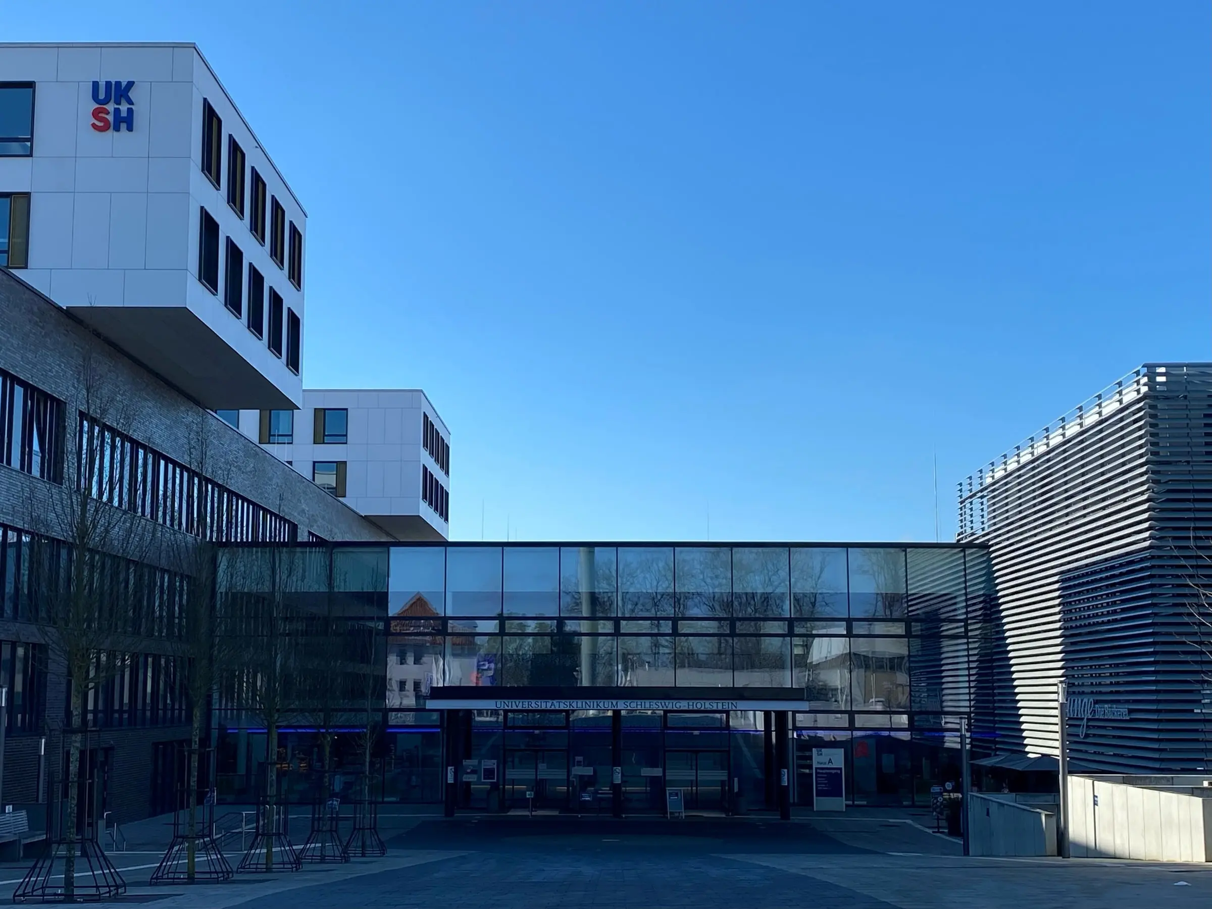 Haupteingang des Universitätsklinikums Schleswig-Holstein in Lübeck mit verglaster Pfosten-Riegel-Fassade