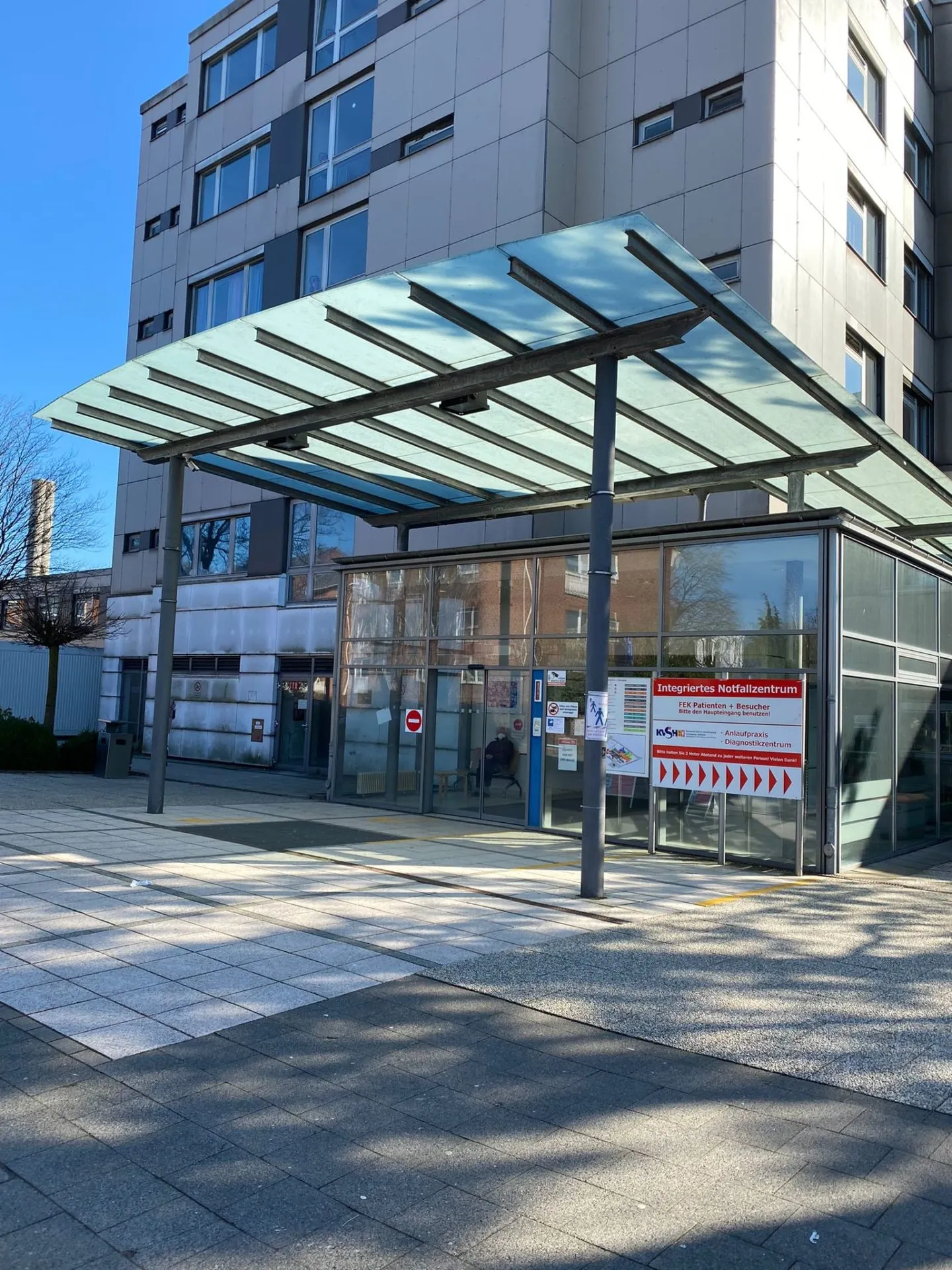 Gebäude des Friedrich-Ebert-Krankenhauses in Neumünster mit neuen Fenstern