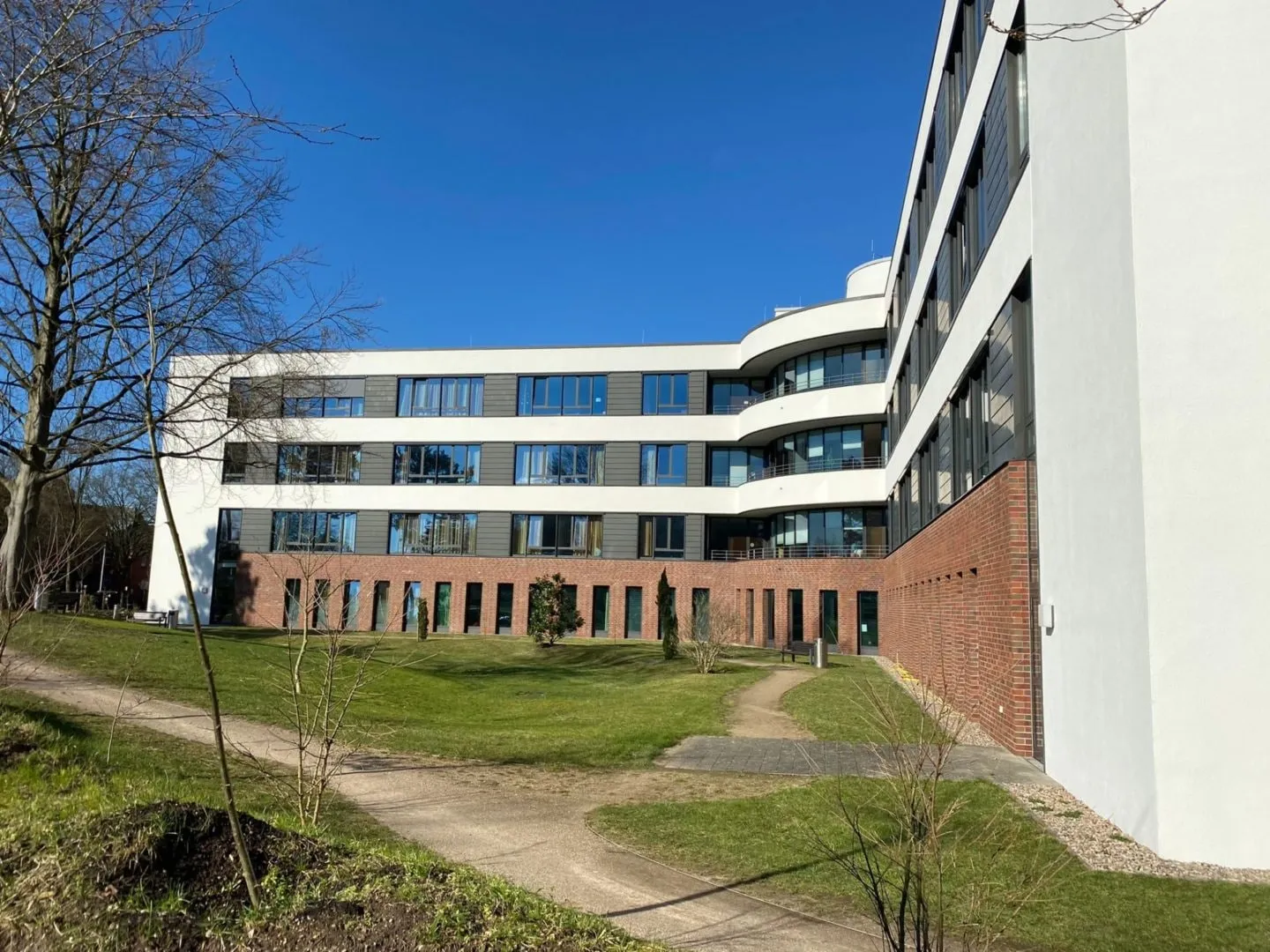 Fenstermontage am Klinikgebäude in Neumünster