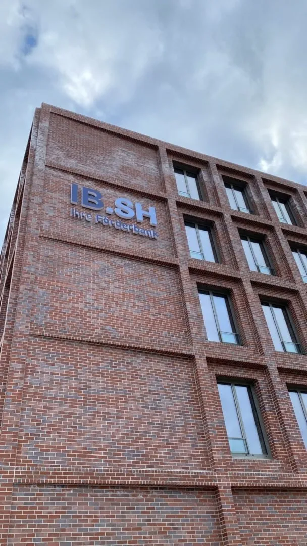 Backsteinfassade der Investitionsbank Kiel mit eingebauten Fensterelementen