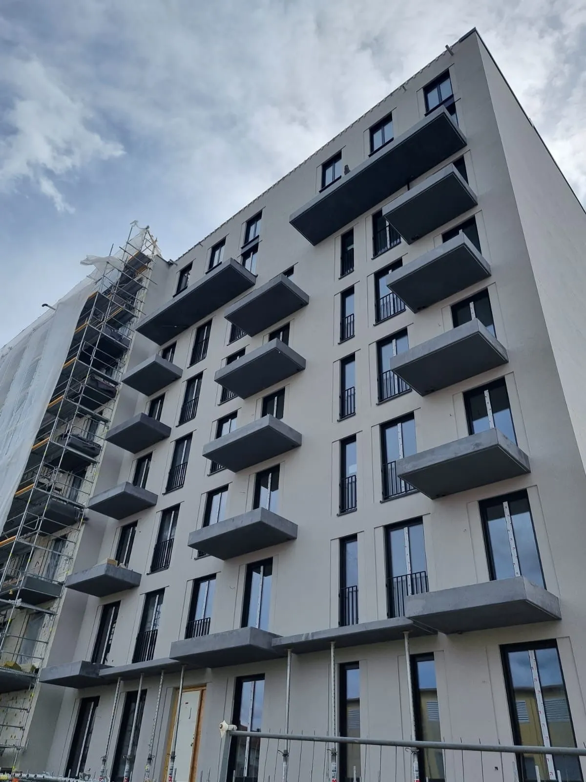Montiertes Holz-Aluminium-Fenster in einem Wohngebäude in München