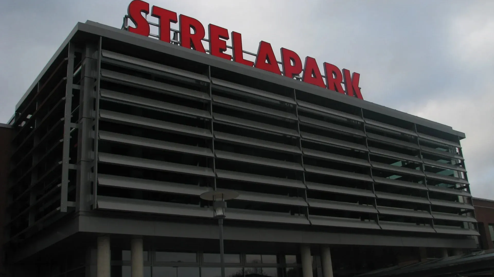Fassade des Strelapark Stralsund mit Lamellenverkleidung und Schriftzug