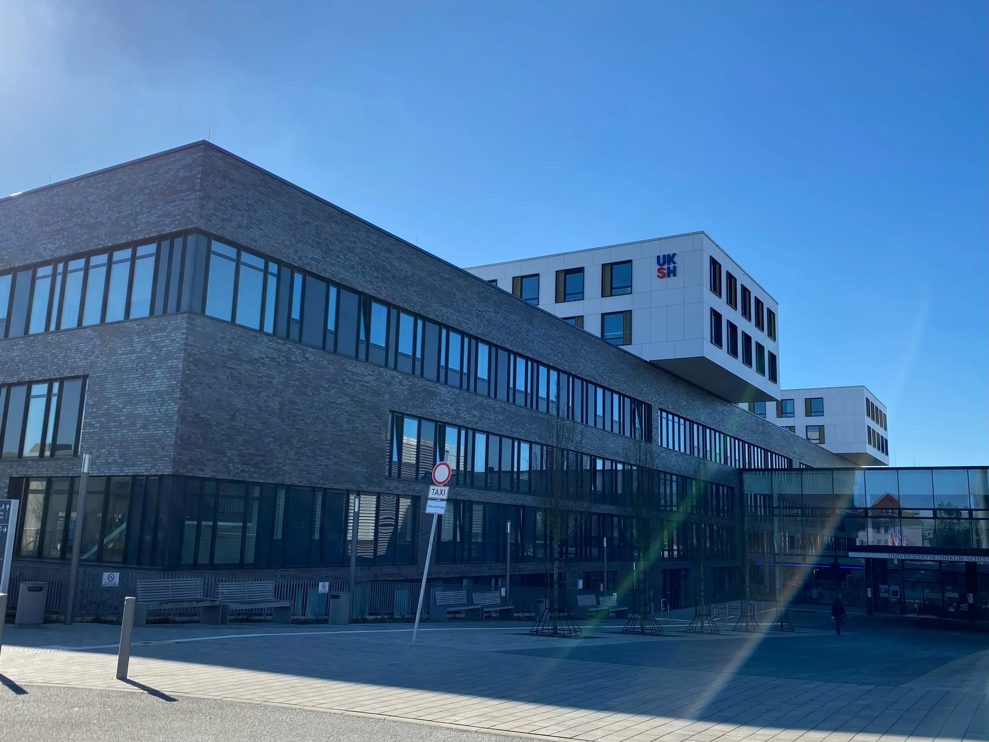 Klinikneubau des UKSH über Eck mit umlaufenden Fensterbändern
