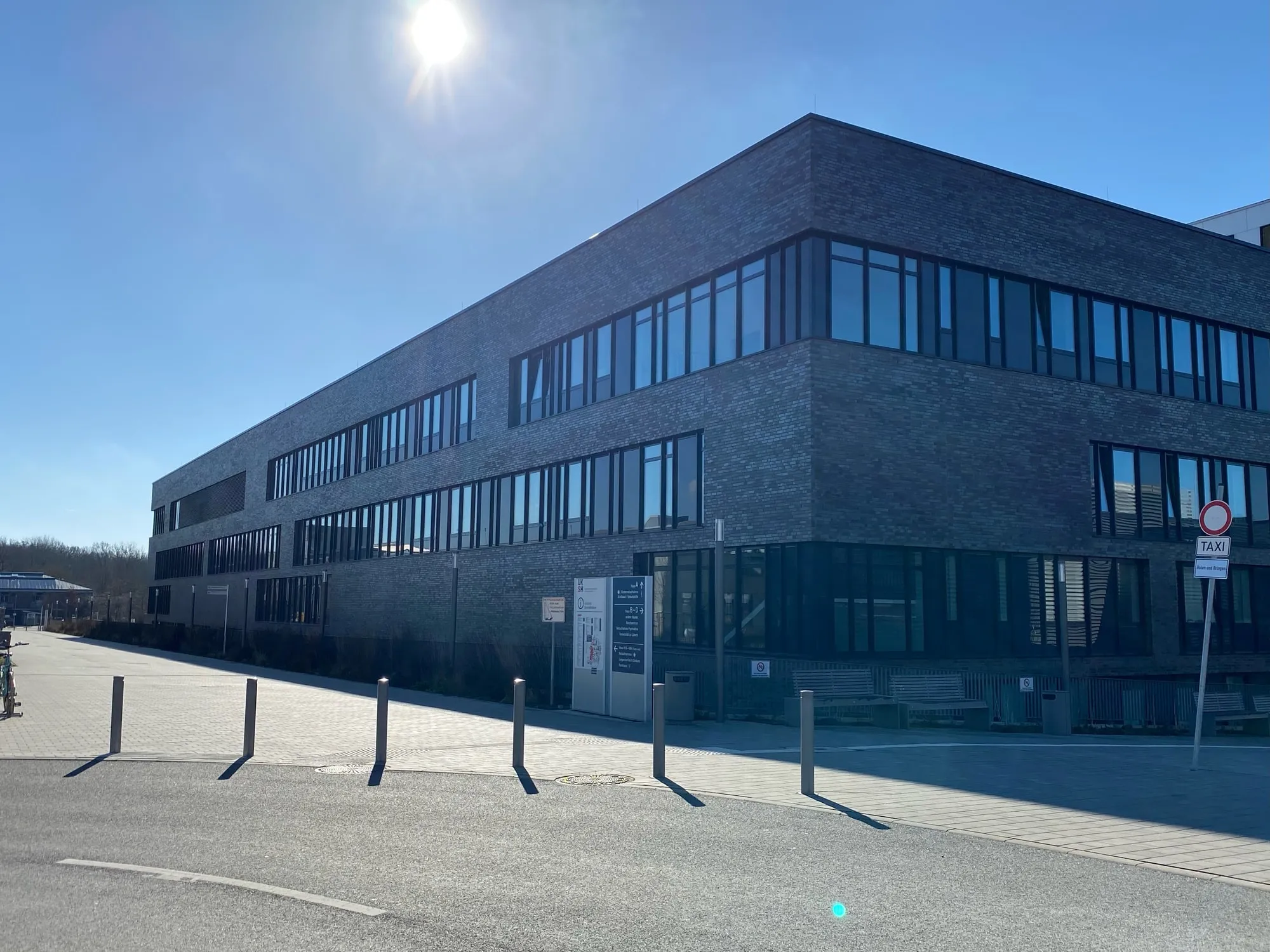 Backsteinfassade des UKSH-Neubaus mit Fensterbändern im Sonnenlicht