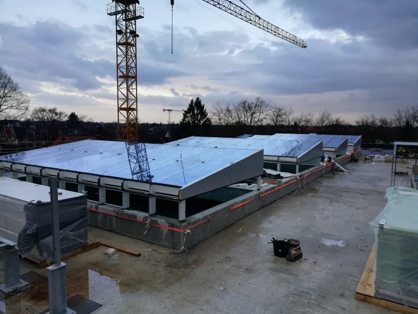 Baustelle mit montierten Fensterelementen an einem Neubau
