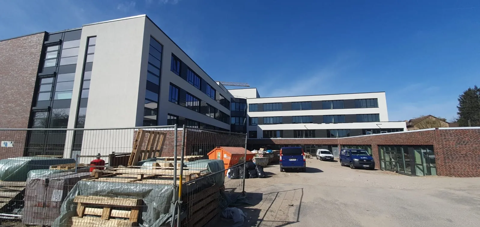 Neubau mit fertig montierten Fensterelementen, Baustelle von ASA Domnick